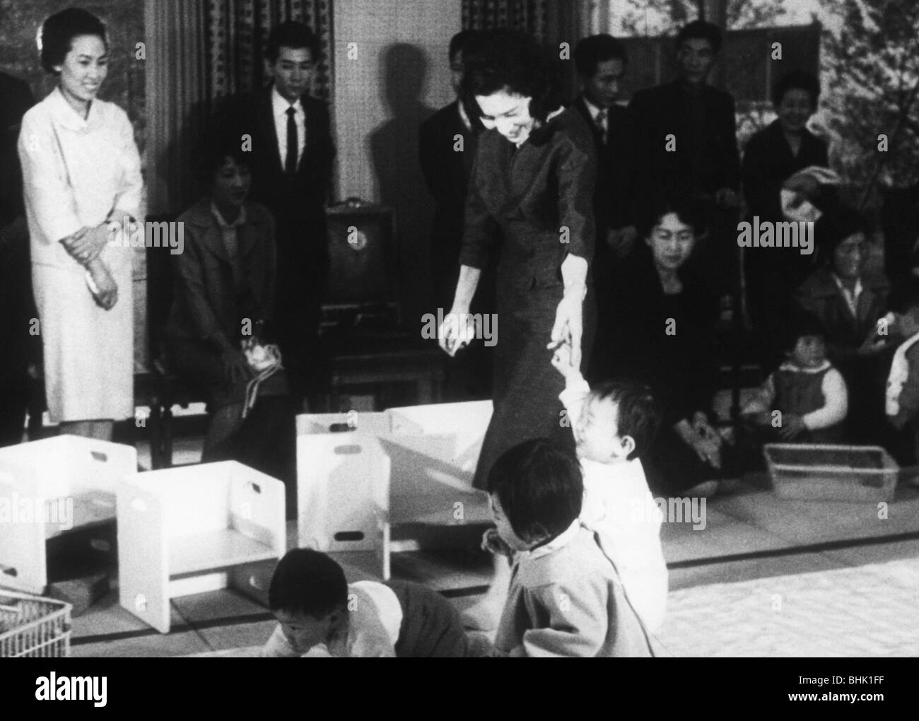 Naruhito, * 23.2.1960, Prinz der japanischen Krone seit dem 23.2.1991, mit der Mutter Prinzessin Michiko, Kinderparty im Kaiserpalast, Tokio, 24.3.1961, Stockfoto