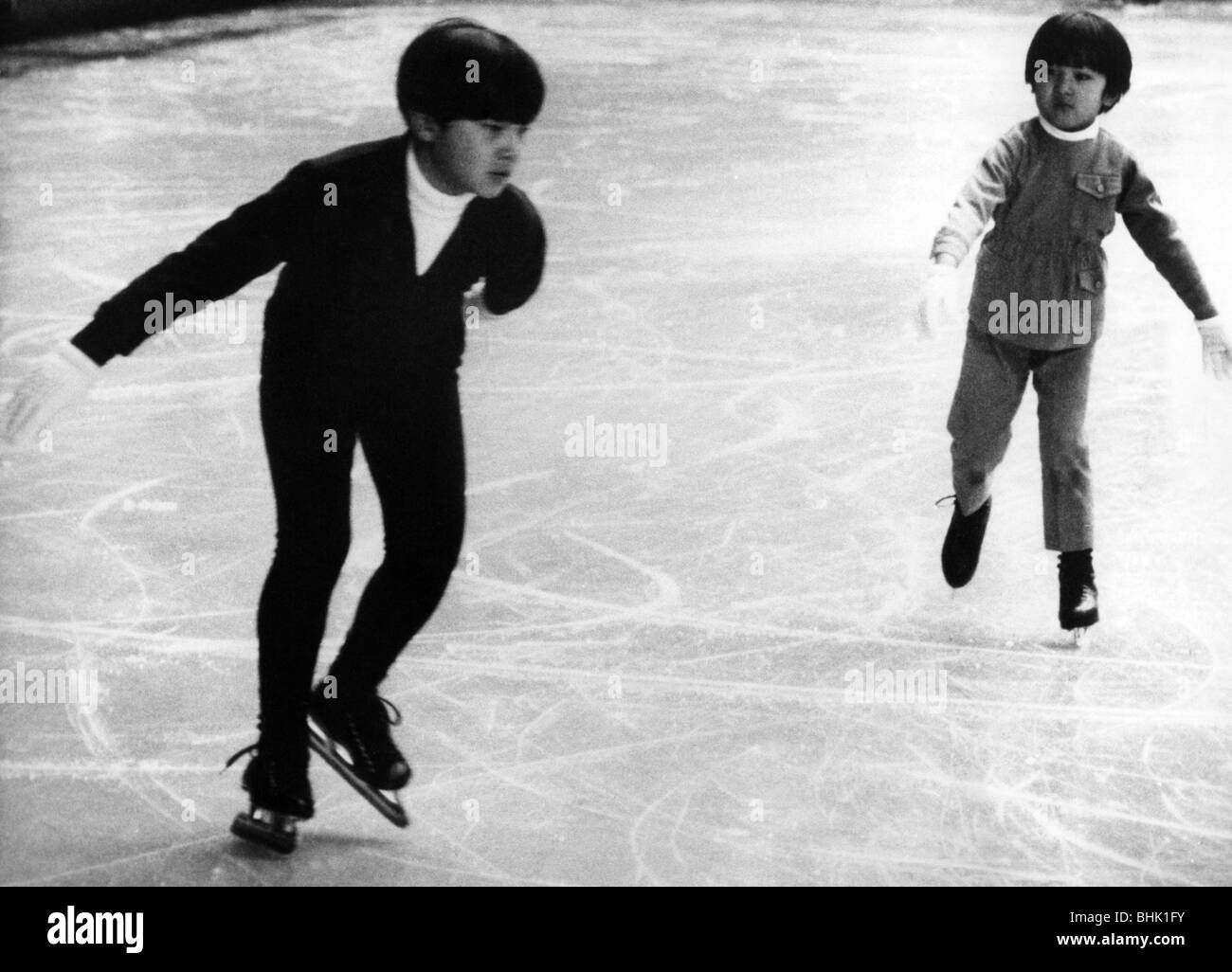 Naruhito, * 23.2.1960, Prinz der japanischen Krone 23.2.1991, Eisschrecken mit seinem Bruder Prinz Fumihito, 1968, Stockfoto