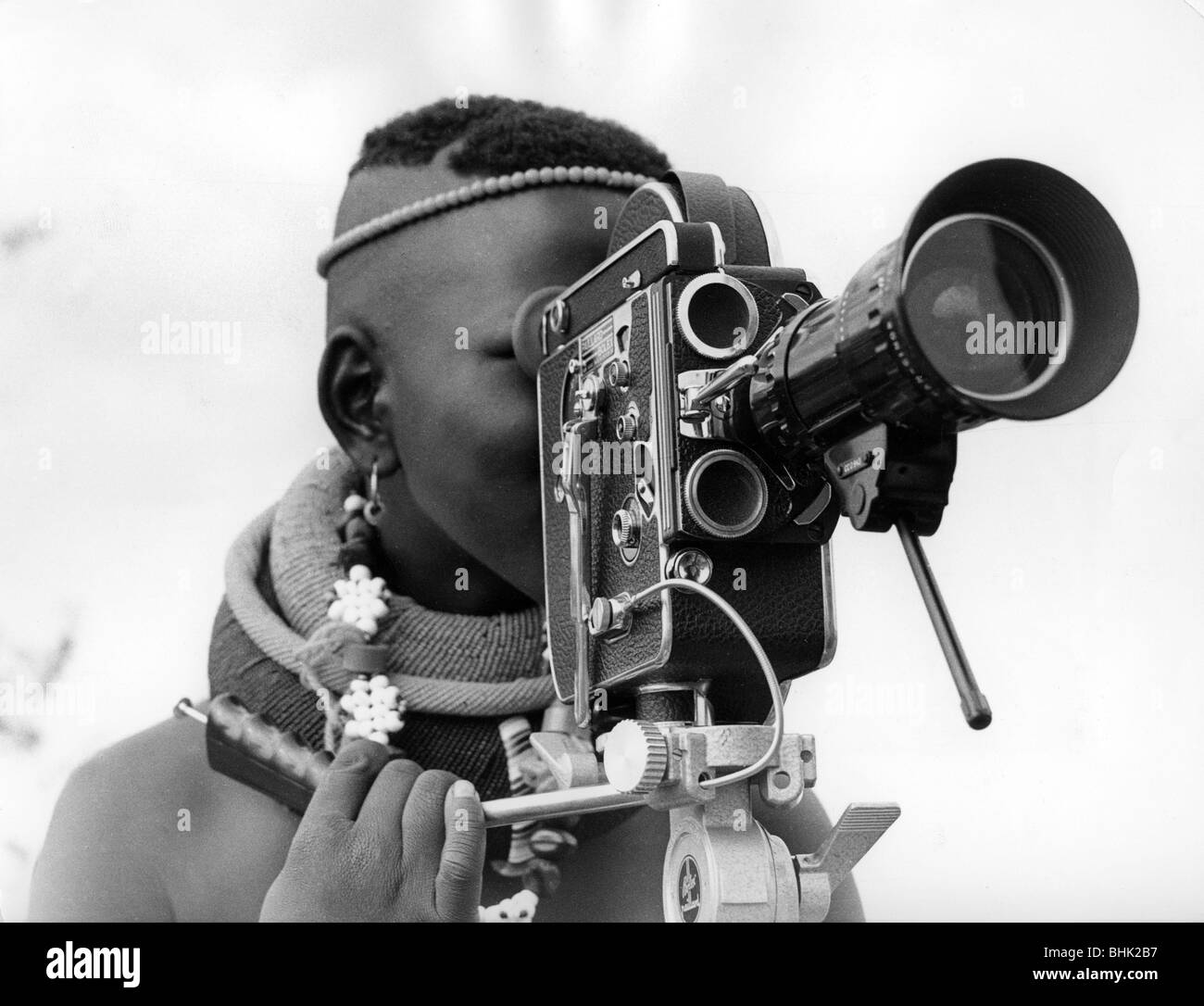 Menschen, Völkerkunde, Frauen, Afrika, Südafrika, Ndebele-Frau mit Filmkamera, 1960er Jahre, Stockfoto