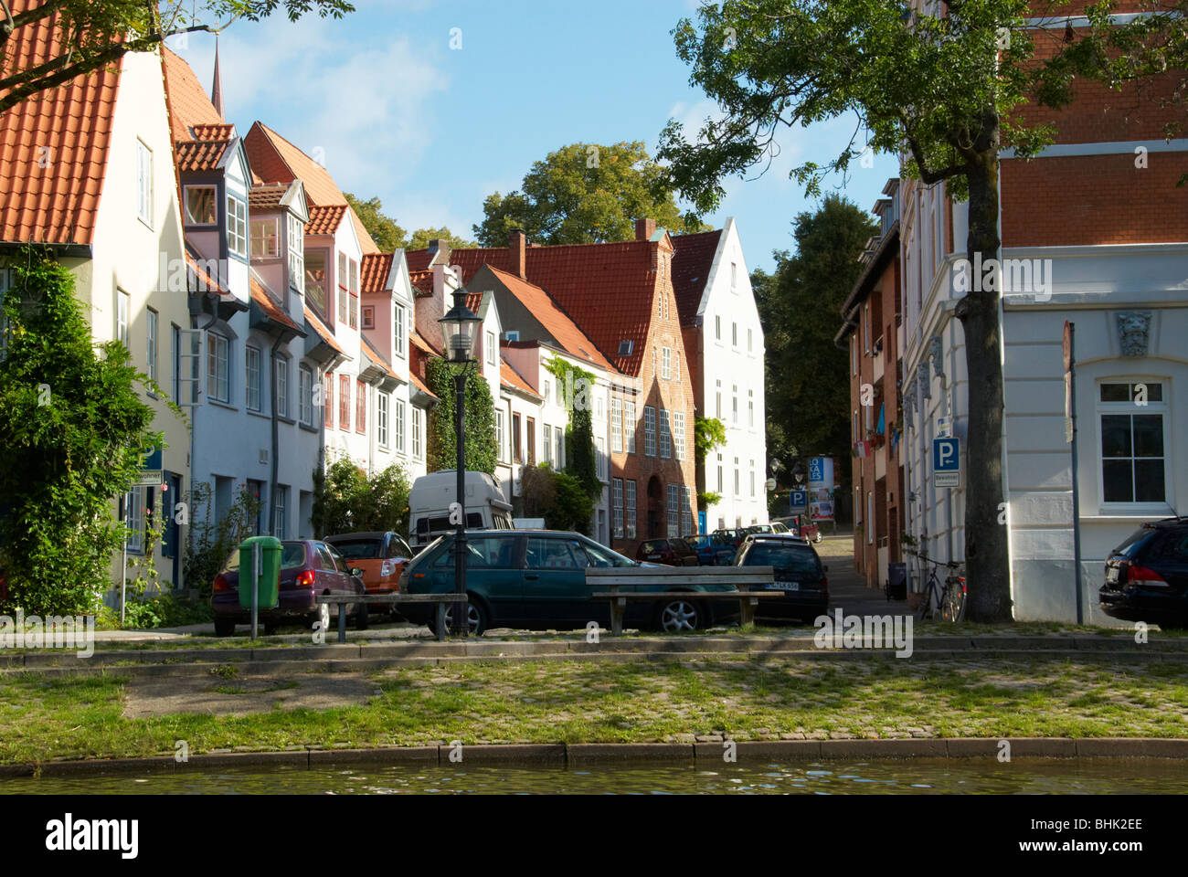 Blick auf die alte Stadt Lübeck vom Fluss oder Kanal Umgebung der Stadt. Stockfoto