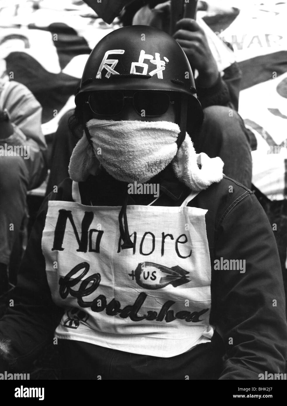 Geographie/Reisen, Japan, Politik, Demonstrationen, Studenten, die gegen den Krieg in Vietnam, Tokio, 1971 demonstrieren, Demonstrant mit überdachtem Gesicht und Schürze mit dem Slogan "kein Blutvergießen mehr", Stockfoto