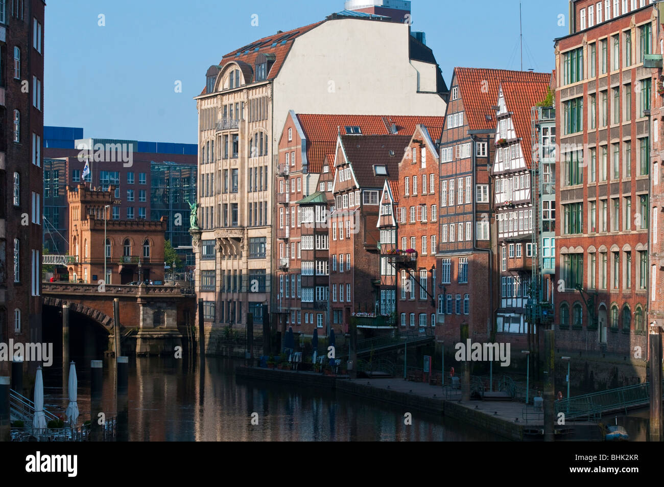 Nikolaifleet, Haus der Seefahrt Und Hohe Bruecke, Hamburg, Deutschland | Nicolaifleet und hohe Brücke, Hamburg, Deutschland Stockfoto