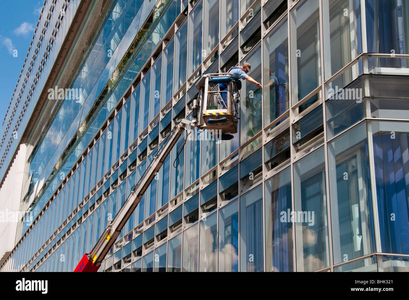 Fensterputzer am Deichtor Center Bürogebäude, Hamburg, Deutschland Stockfoto
