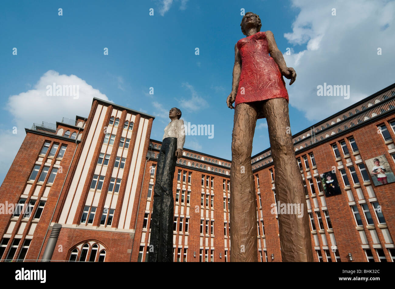 moderne Skulpturen, historische Gebäude Huehnerposten, Hamburg, Deutschland Stockfoto