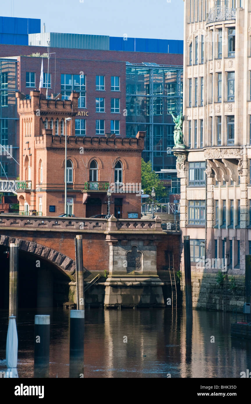 Nikolaifleet, Haus der Seefahrt Und Hohe Bruecke, Hamburg, Deutschland | Nicolaifleet und hohe Brücke, Hamburg, Deutschland Stockfoto