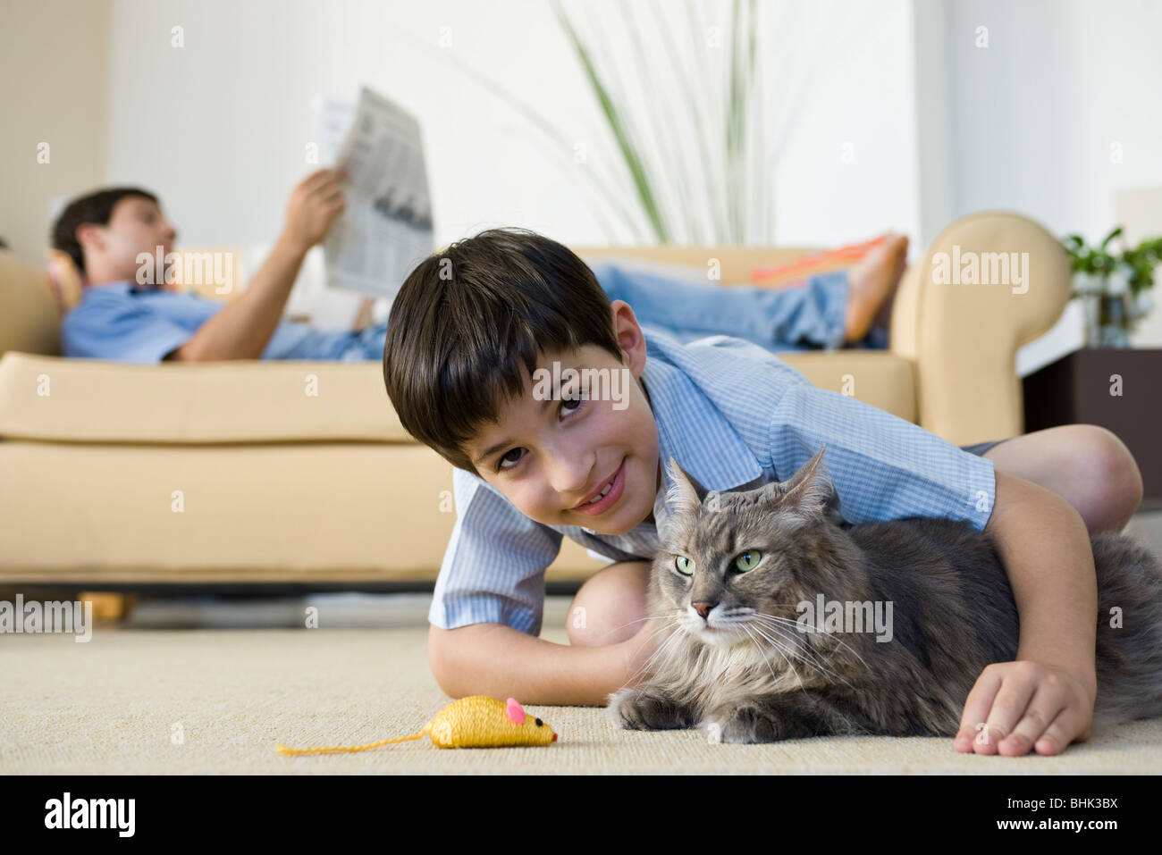 Junge mit Katze Stockfoto