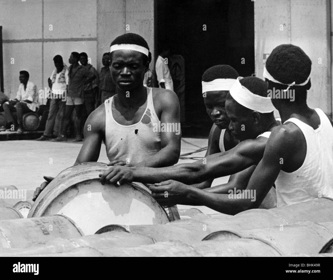 Geographie/Reisen, Kongo, Ereignisse, Simba-Aufstand 1964 - 1965, Lieferung von Benzin für die Söldner, Stanleyville, Februar 1965, Kisangani, Kongo-Krise, Bürgerkrieg, Menschen, Afrikaner, Afrika, Benzin, Fässer, Demokratische Republik Kongo, 20. Jahrhundert, historisch, historisch, 1960er Jahre, Stockfoto