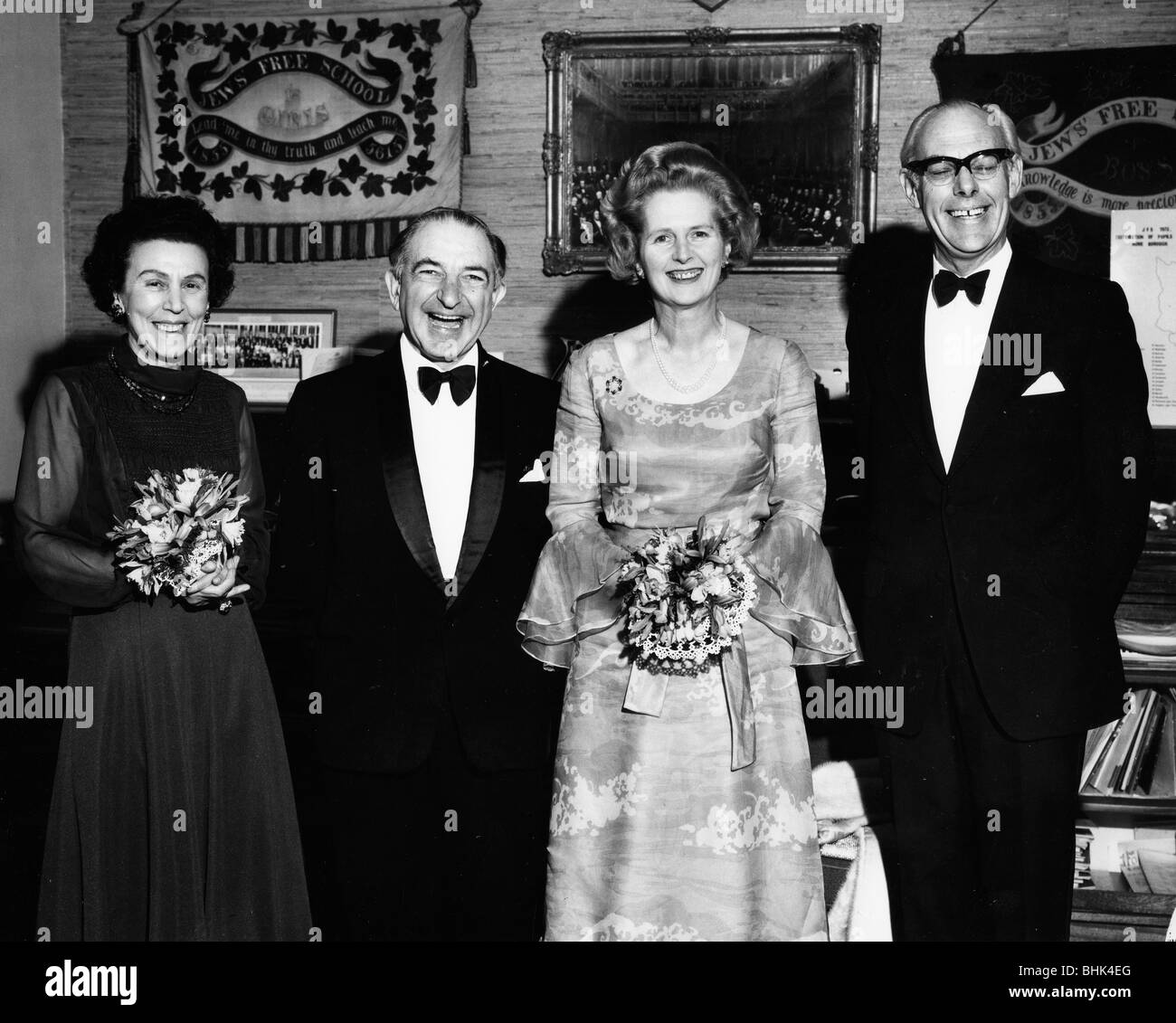 Margaret Thatcher (1925 -), Dennis Thatcher, Dr. und Frau Conway bei Ladies' Night, 1975. Artist: Unbekannt Stockfoto