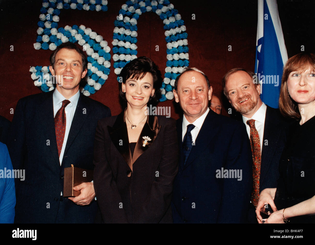 Robin Cook (1946-), Tony Blair (1953-) und Cherie Blair im Rahmen einer Zeremonie, 1998. Künstler: Sidney Harris Stockfoto