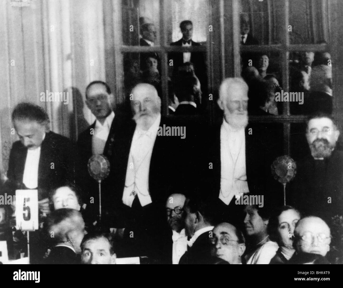 Albert Einstein (1879-1955), George Bernard Shaw (1856-1950), und H.G. Wells (1866-1946), 1930. Artist: Unbekannt Stockfoto