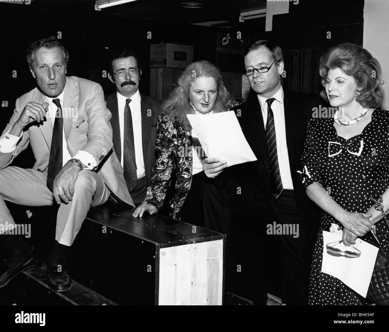 Frederick Forsyth, Robert Winston, Rabbiner Julia Neuberger, Jeffrey Archer und Sally Oppenheim. Künstler: Sidney Harris Stockfoto