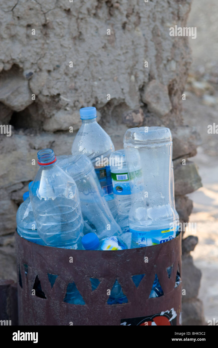 Die Verschmutzung durch Wasser in Plastikflaschen. Ait Benhaddou, Ouarzazate, Marokko. Stockfoto