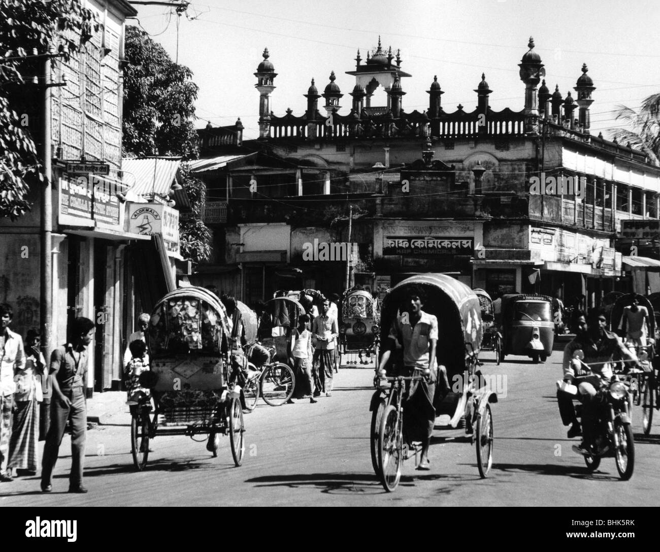 Geografie/Reisen, Bangladesch, Dhaka, Straßenszenen, dreirädrige Rickshaws in einer Straße, im Hintergrund eine Moschee, 1980, Stockfoto