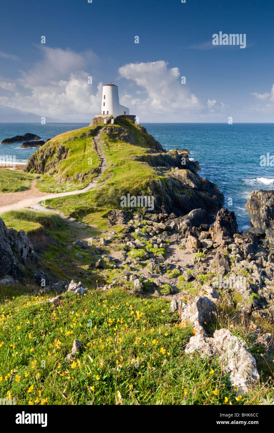 Leuchtturm auf Llanddwyn Island National Nature Reserve, in der Nähe von Newborough, Anglesey, North Wales, UK Stockfoto