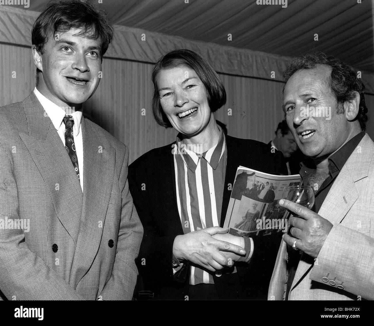 Glenda Jackson (1936-), britischer Politiker und Schauspielerin, mit Harry Enfield, britischer Komiker, 1991. Künstler: Sidney Harris Stockfoto