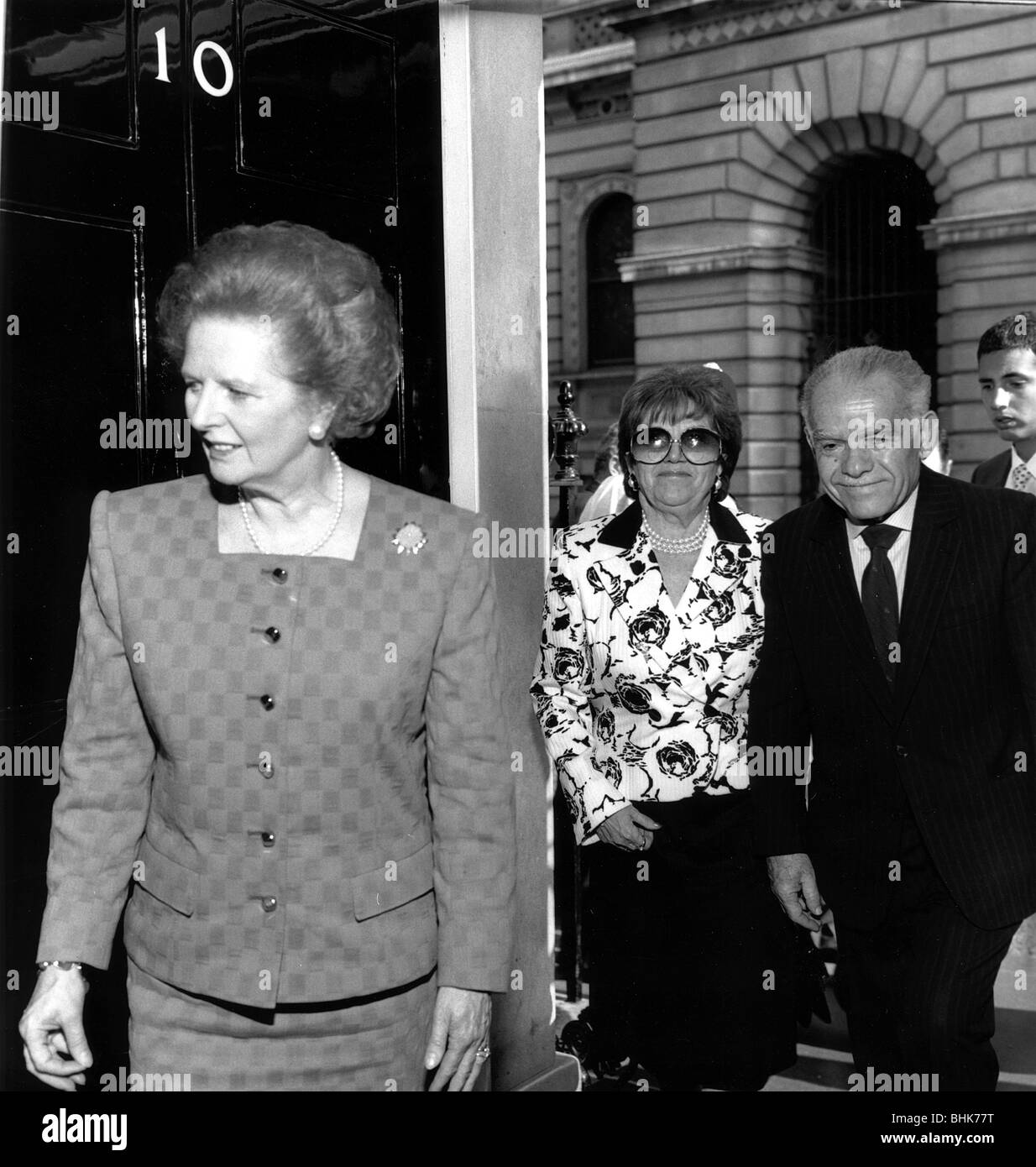 Yitzhak Shamir und seine Frau Margaret Thatcher am Nr. 10 Downing Street, Mai 1989. Künstler: Sidney Harris Stockfoto