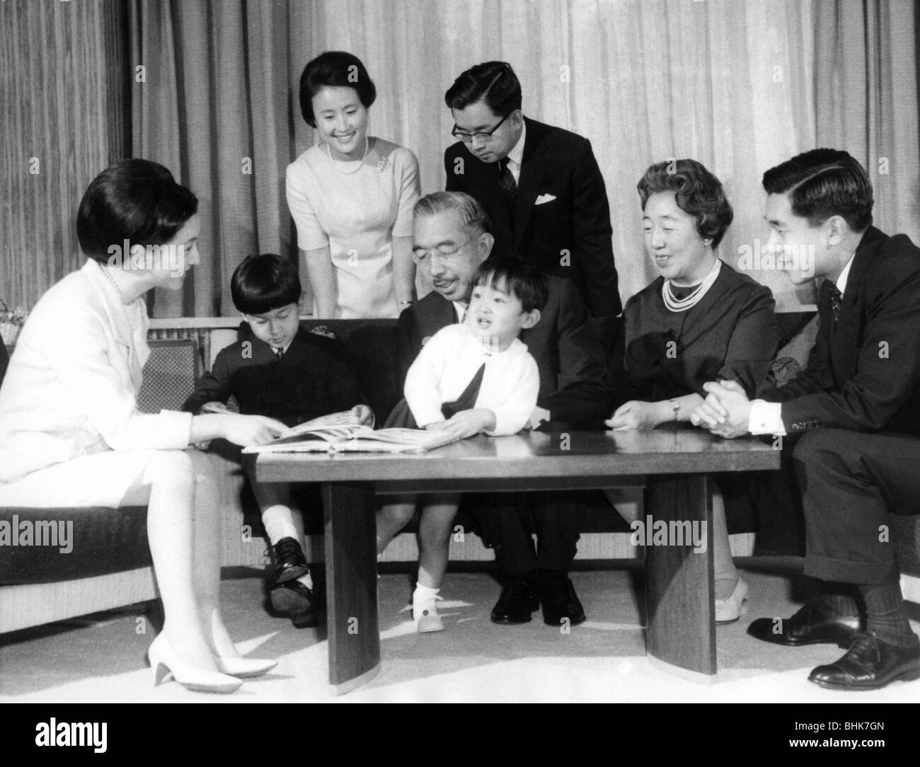 Hirohito, 29.4.1909 - 7.1.1989, Kaiser von Japan, Gruppenbild, mit seiner Familie, Tokio, Kaiserpalast, 26.12.1967, Stockfoto