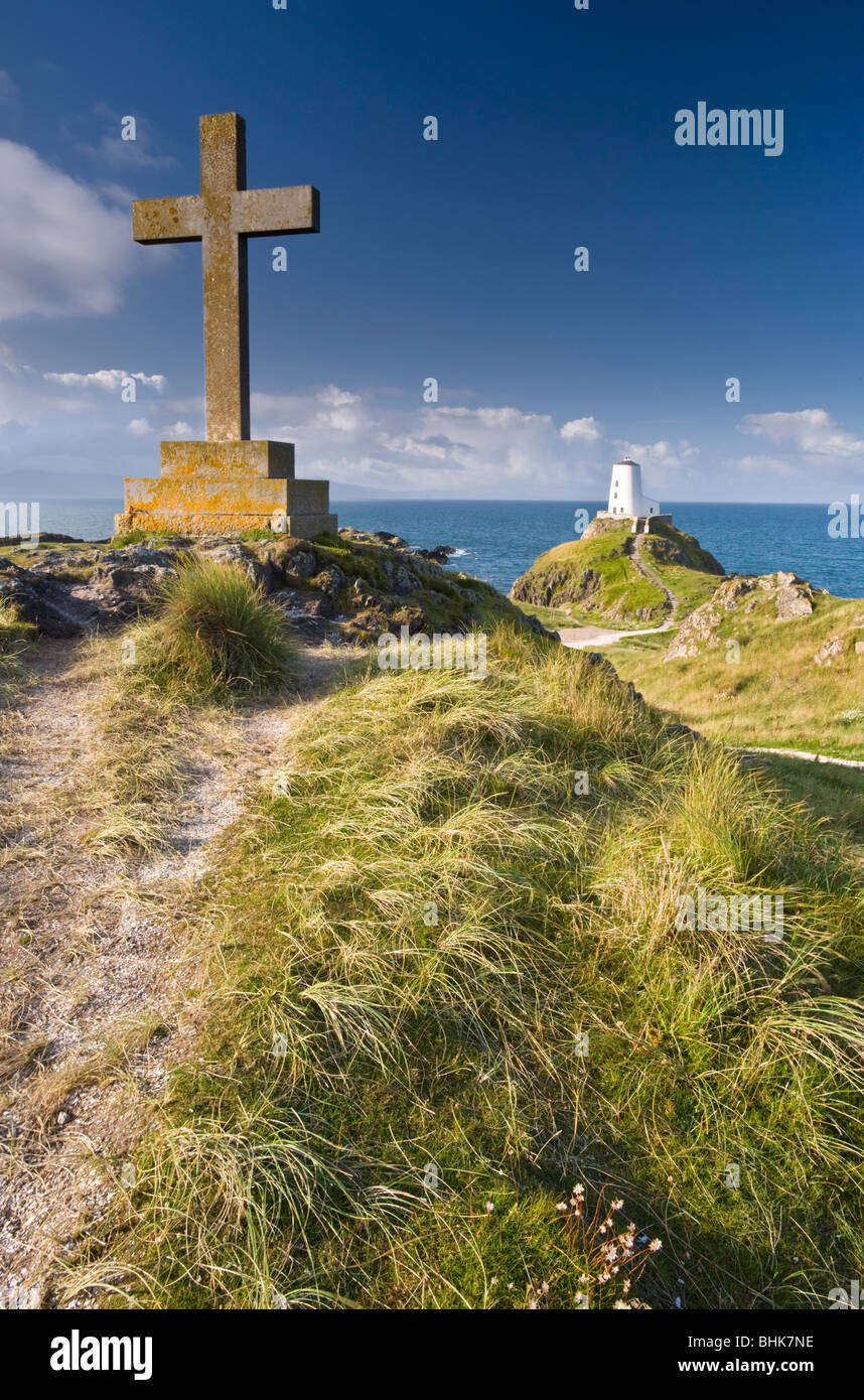 Leuchtturm auf Llanddwyn Island National Nature Reserve, in der Nähe von Newborough, Anglesey, North Wales, UK Stockfoto
