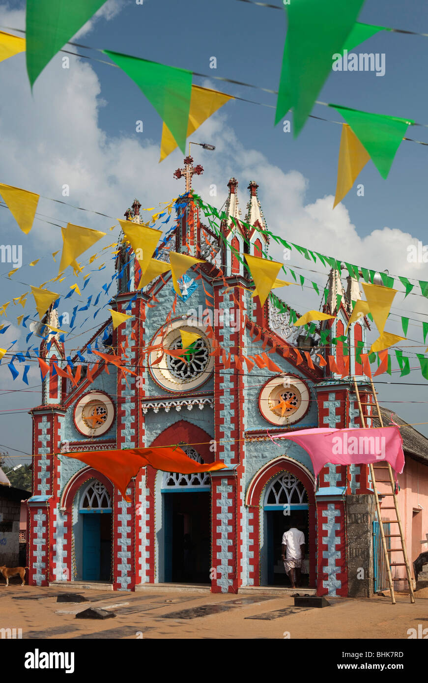 Indien, Kerala, Kovalam, Vizhinjam Dorf direkt am Meer, bunte Girlanden Flaggen vor alten St Mary Fischer Kirche Stockfoto