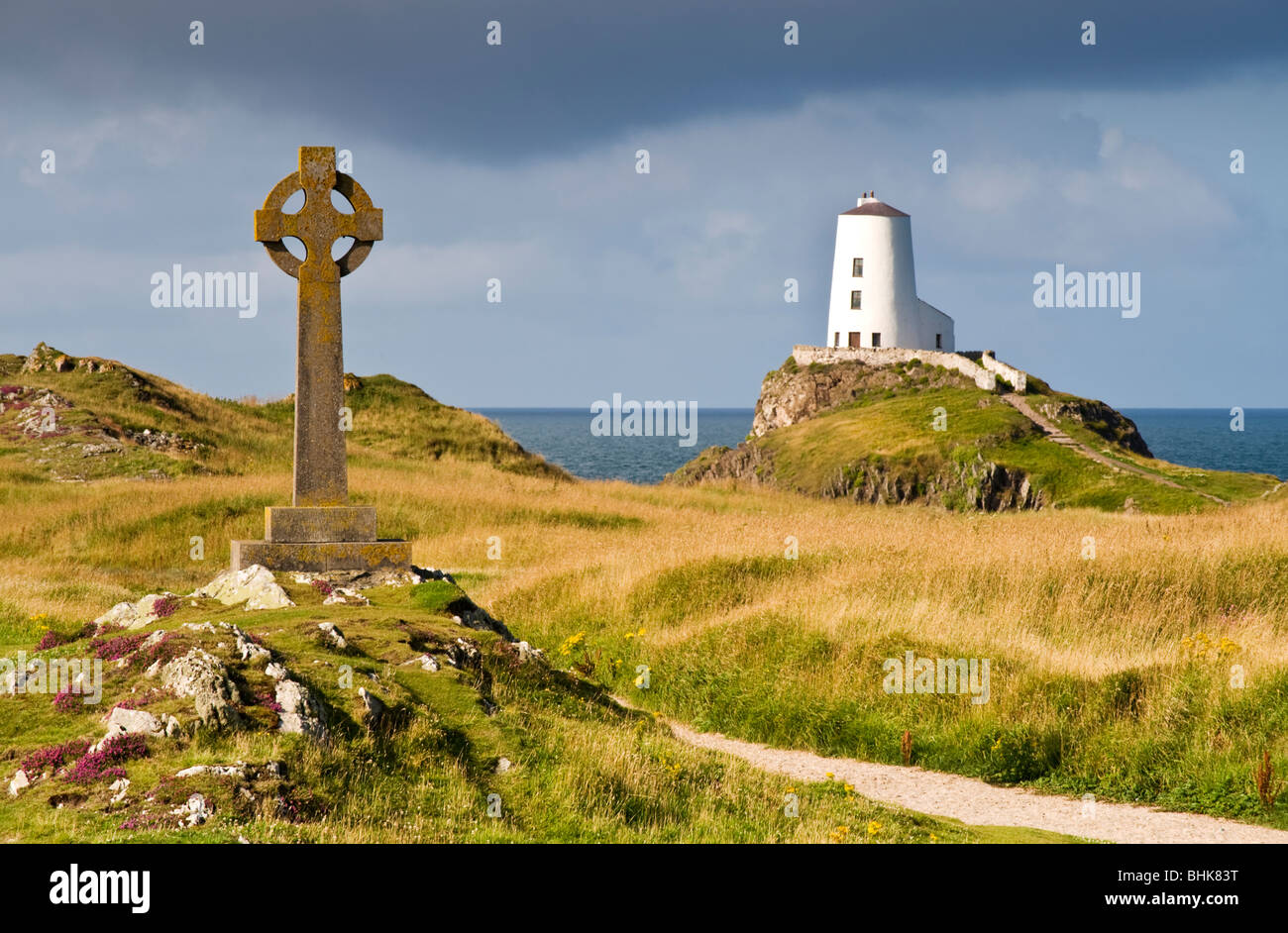 Stein überqueren und Leuchtturm auf Llanddwyn Island National Nature Reserve, in der Nähe von Newborough, Anglesey, North Wales, UK Stockfoto