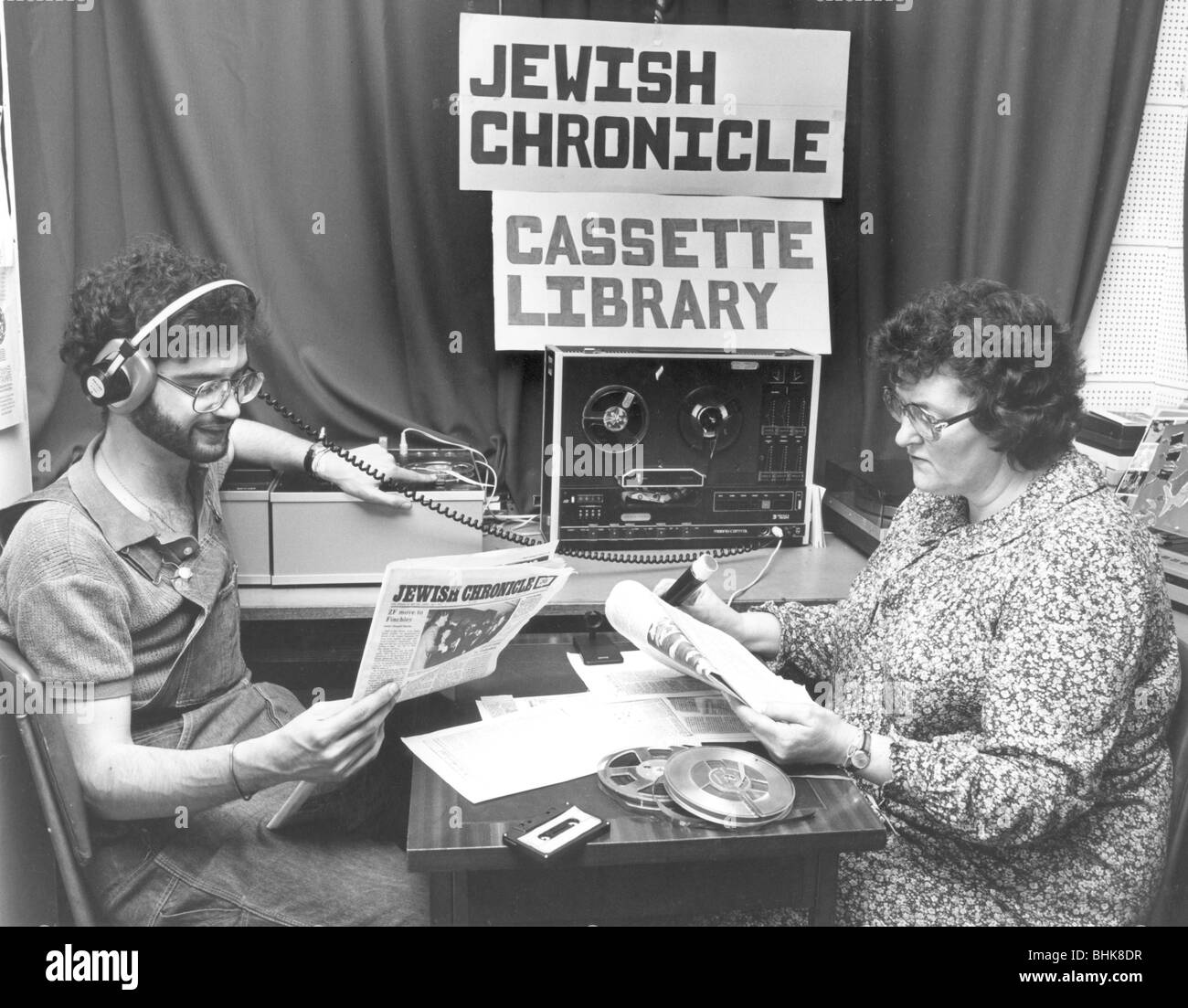Aufnahme der Jewish Chronicle-Kassette für die jüdische blinde Society, London, 1980. Künstler: Sidney Harris Stockfoto
