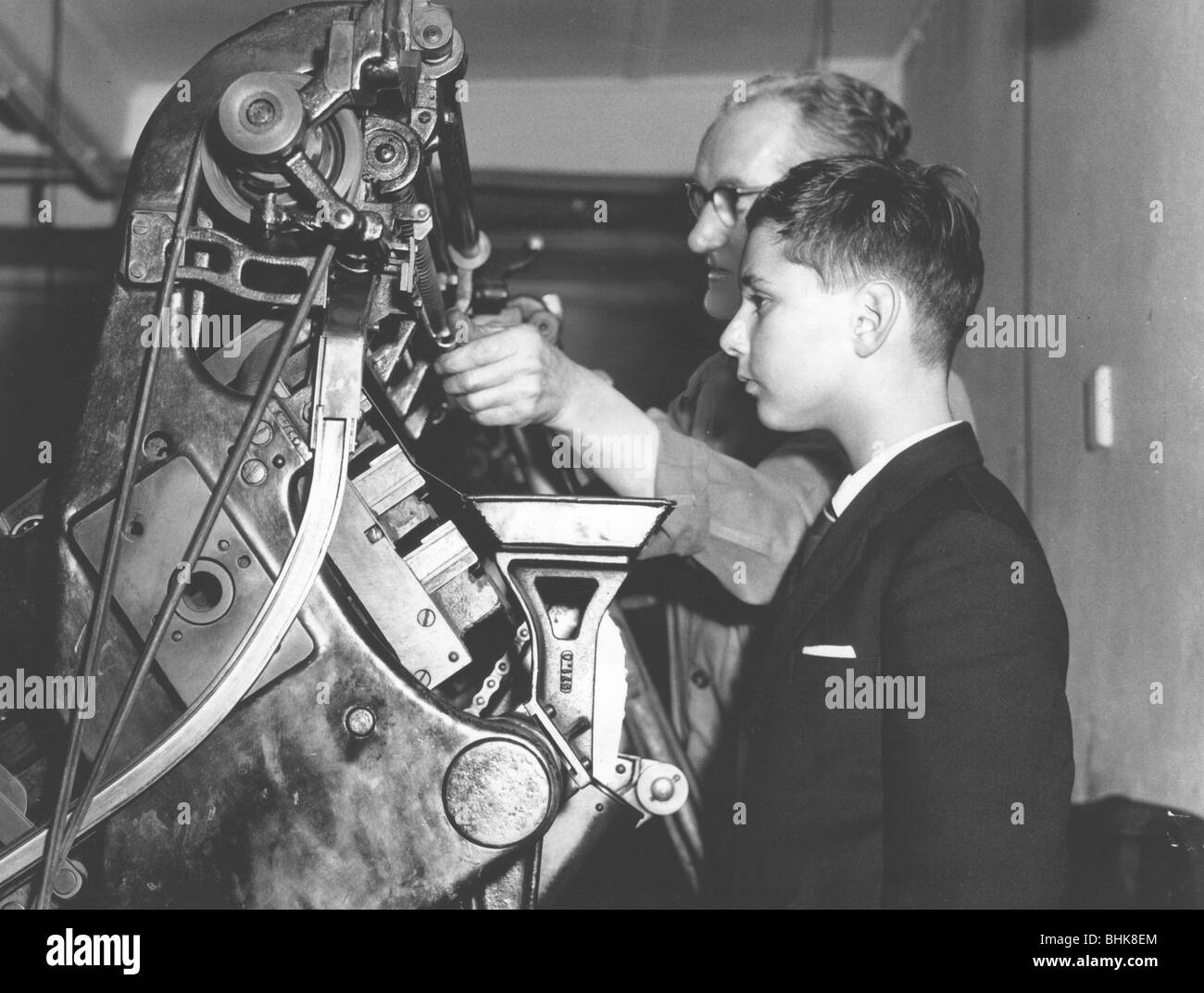 David Reiss inspiziert eine Linotype-Setzmaschine bei der Jewish Chronicle, London, 1960. Künstler: EH Emanuel Stockfoto