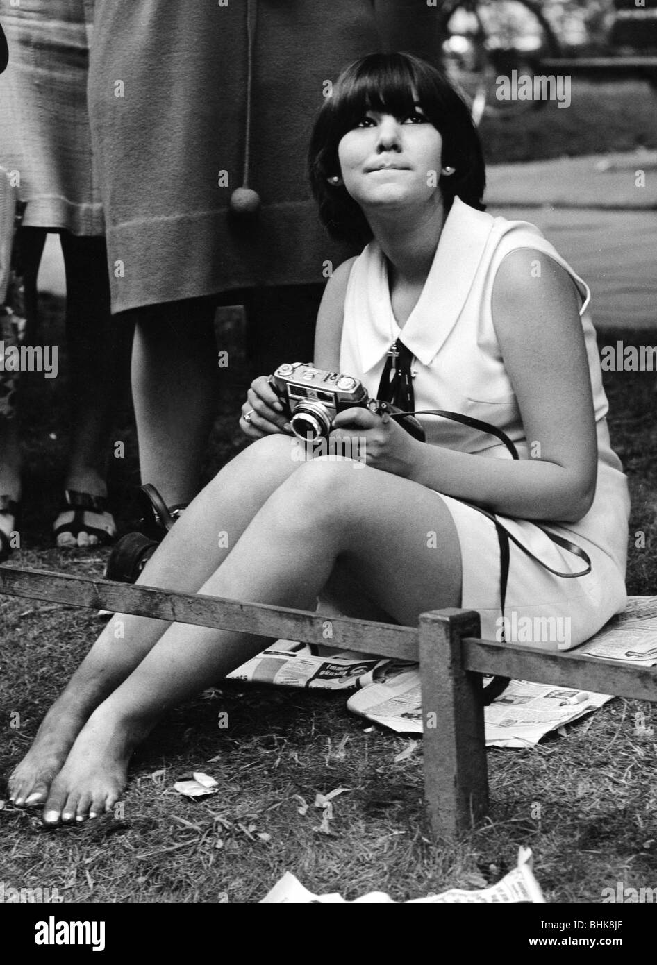 Menschen, Jugend, Beatles-Fan auf der Straßenseite, Bravo Blitz Tour, München, 24.6.1966, Stockfoto