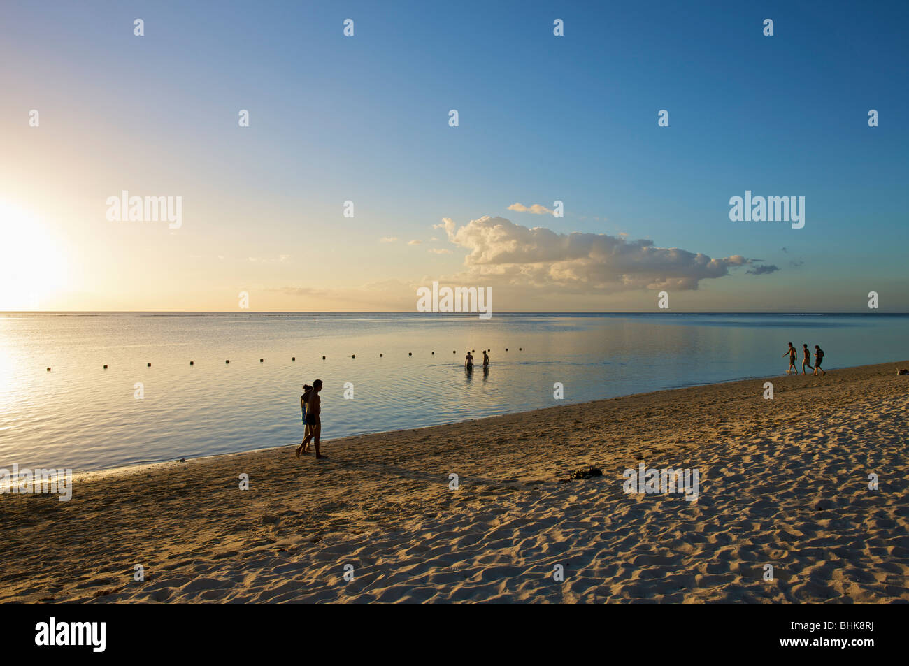 Sonnenuntergang Strandwanderung auf der Insel Mauritius im Indischen Ozean Stockfoto