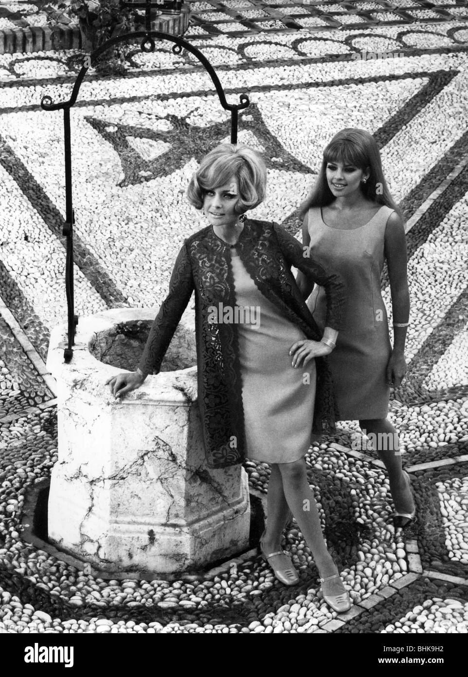 Mode, 1960er Jahre, Damenbekleidung, Modelle mit Kleidung des  Versandunternehmens Otto, Deutschland, ca. 1968 Stockfotografie - Alamy