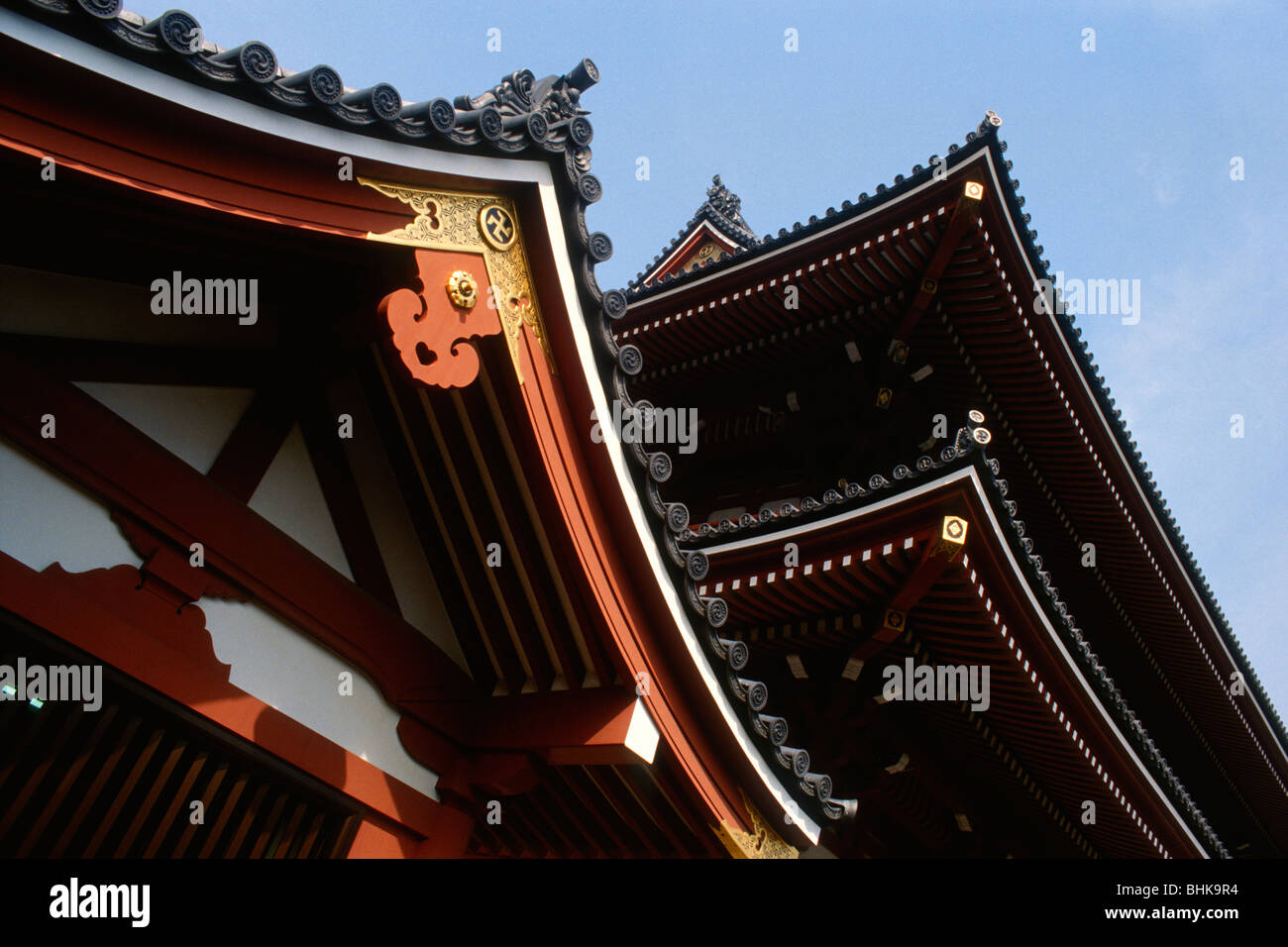 Tokyo. Japan. Detail der traditionellen Stil Pagode & Hozomon Tor (rechts) in der Senso-Ji buddhistischen Tempel Komplex Asakusa. Stockfoto