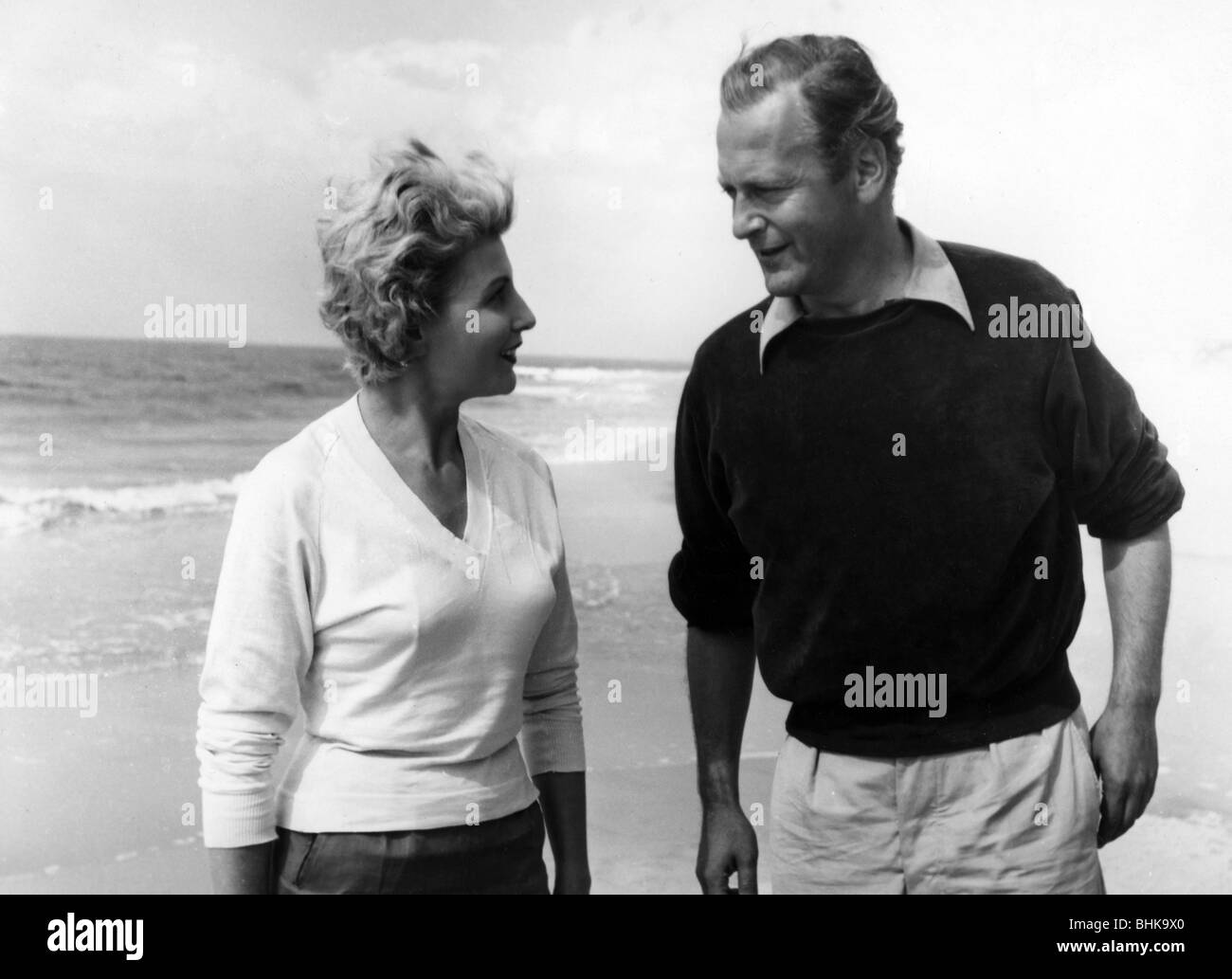 Juergens, Curd, 13.12.1915 - 18.6.1982, deutscher Schauspieler, halbe Länge, mit Winnie Markus, 1950er Jahre, Stockfoto
