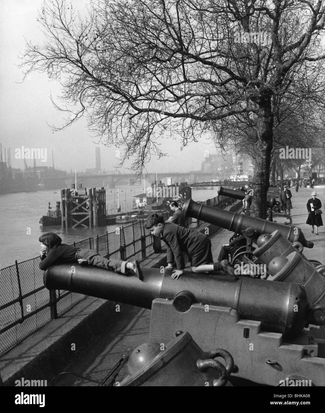 Geografie/Reisen, Großbritannien, London, Menschen, Themse River, Kinder, die auf Kanonen spielen, 1950er Jahre, Stockfoto