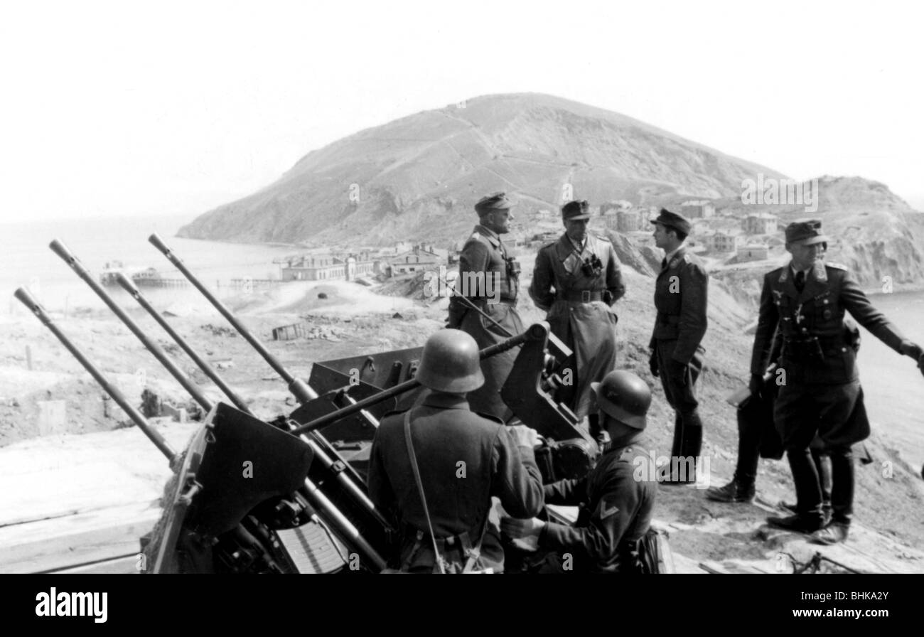 Ereignisse, Zweiter Weltkrieg / Zweiter Weltkrieg, Russland 1944 / 1945, Krim, General Richard Reimann, Kommandeur des 1. Deutschen Flugabwehrcorps (I. Flak Korps) und General Wolfgang Pickert, Kommandeur der 9. Flak-Division, bei einem Besuch einer Flugabwehr-Waffenemplazierung in der Nähe von Sewastopol, Frühjahr 1944, AA, Wehrmacht, Drittes Reich, Militär, 20. Jahrhundert, historisch, historisch, Ostfront, UdSSR, Sowjetunion, Luftwaffe, Luftfahrzeuge, Soldaten, Offiziere, Uniform, Uniform, Ritter, Halter des Kreuzes, Uniformen 2 cm Flak 38 Quadruplet, 20 mm, Empfänger, RE, Stockfoto
