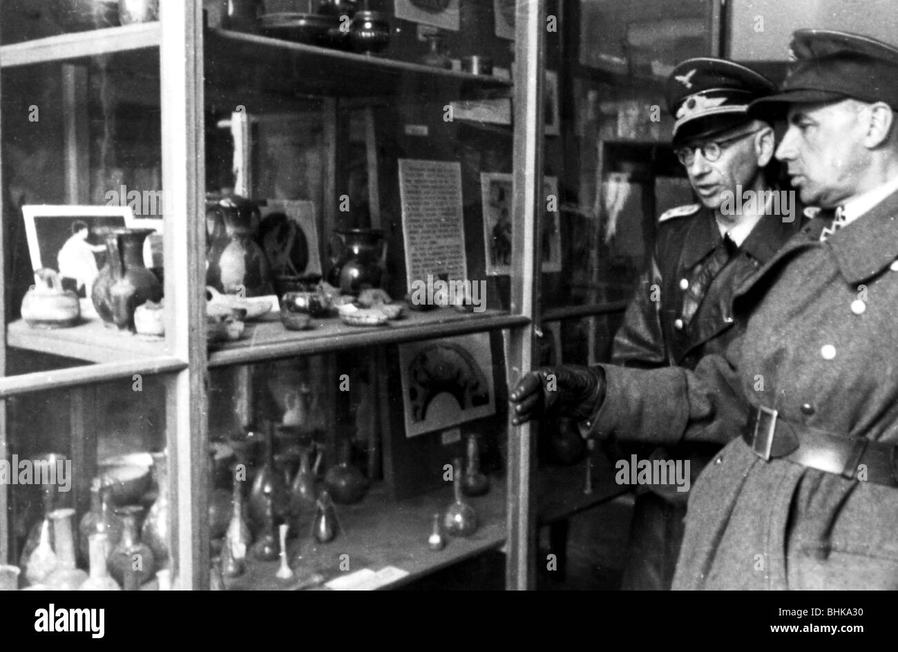 Ereignisse, Zweiter Weltkrieg / Zweiter Weltkrieg, Russland 1944 / 1945, Krim, General Richard Reimann (rechts), Kommandeur des 1. Deutschen Flugabwehrcorps (I. Flak Korps), Besuch eines Museums in Simferopol, Frühjahr 1944, AA, Wehrmacht, Drittes Reich, Militär, 20. Jahrhundert, historisch, historisch, Ostfront, UdSSR, Sowjetunion, Luftwaffe, Luftfahrzeuge, Soldaten, Offiziere, Generäle, Uniform, Uniformen, Halter, Halter des Ritterkreuzes, Besuch, Schaufenster, Ausstellungskabinett, Ukraine, deutsche Besatzung, Empfänger, Personen, vierziger Jahre, vierziger Jahre Stockfoto