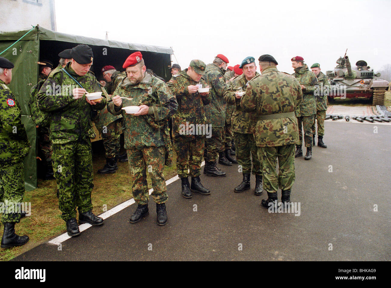 Polnischen, deutschen und dänischen Soldaten bei Manövern, Bucierz, Polen Stockfoto