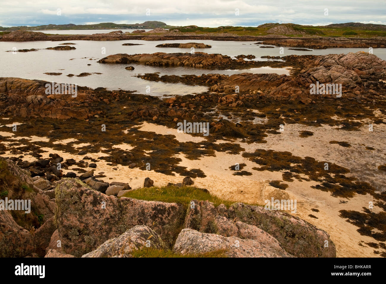 Blick auf den Strand von Fionnphort auf der Westseite der Isle of Mull in Nord-West-Schottland mit Felsen im Vordergrund Stockfoto