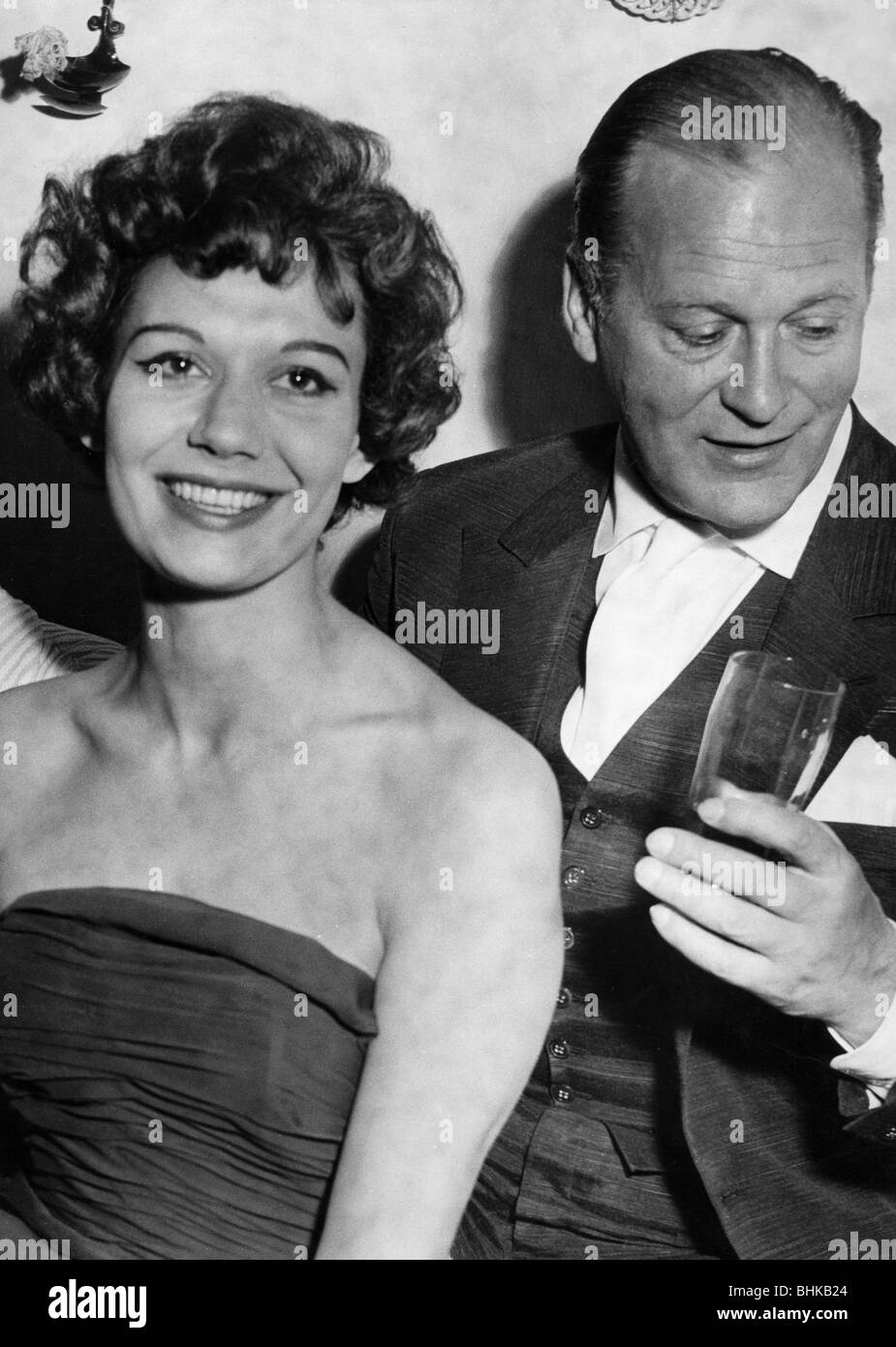 Juergens, Curd, 13.12.1915 - 18.6.1982, deutscher Schauspieler, halbe Länge, mit seiner Frau Simone Bicheron, 1959, Stockfoto