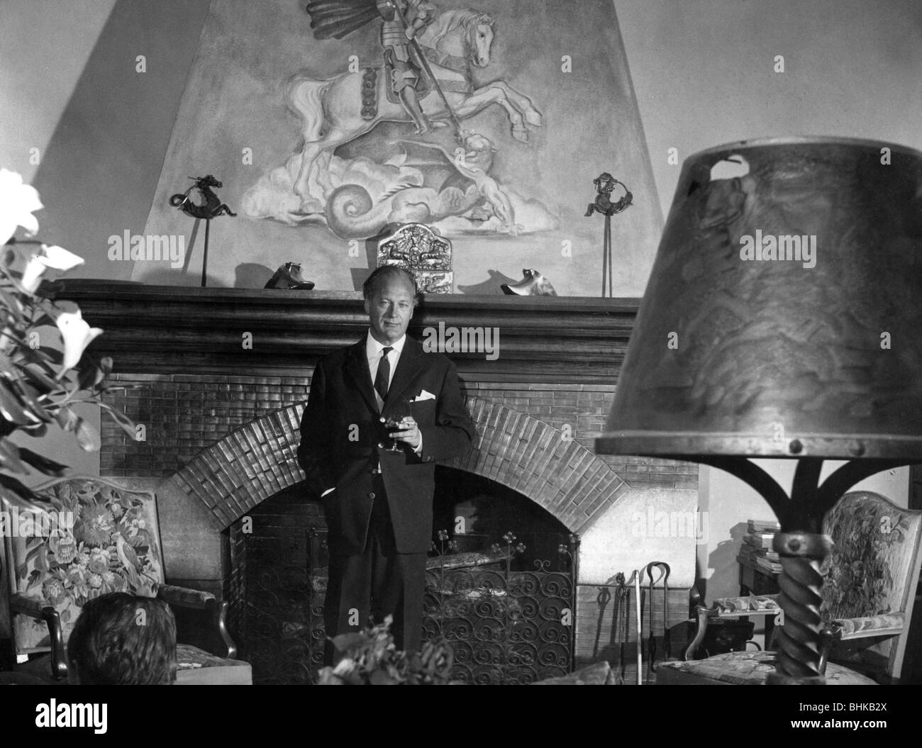 Juergens, Curd, 13.12.15 - 18.6.1982, deutscher Schauspieler, halbe Länge, in der Stube seines Hauses in Saint-Jean-Cap-Ferrat, Südfrankreich, 1957, Stockfoto