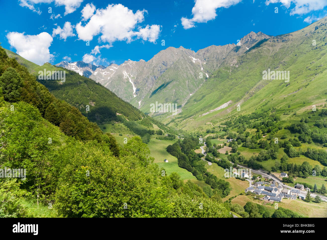 Pyrenäen-Berg-Szene mit Dorf im Tal, Frankreich Stockfoto