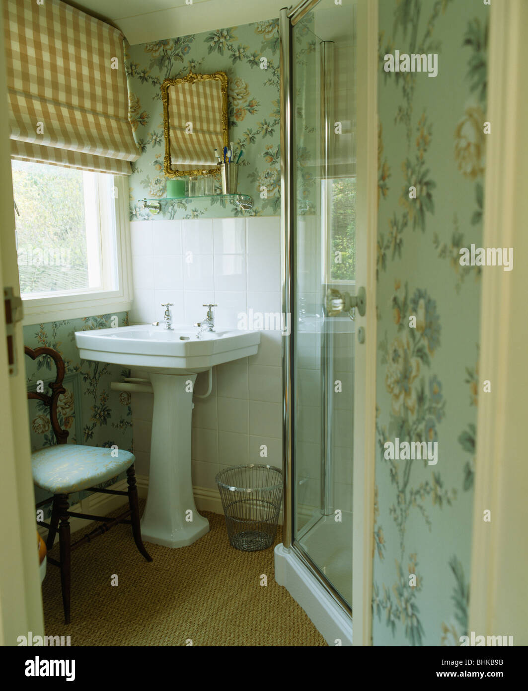 Pastell blau gemusterten Tapeten in kleinen Badezimmer mit Sockel-Becken Stockfoto