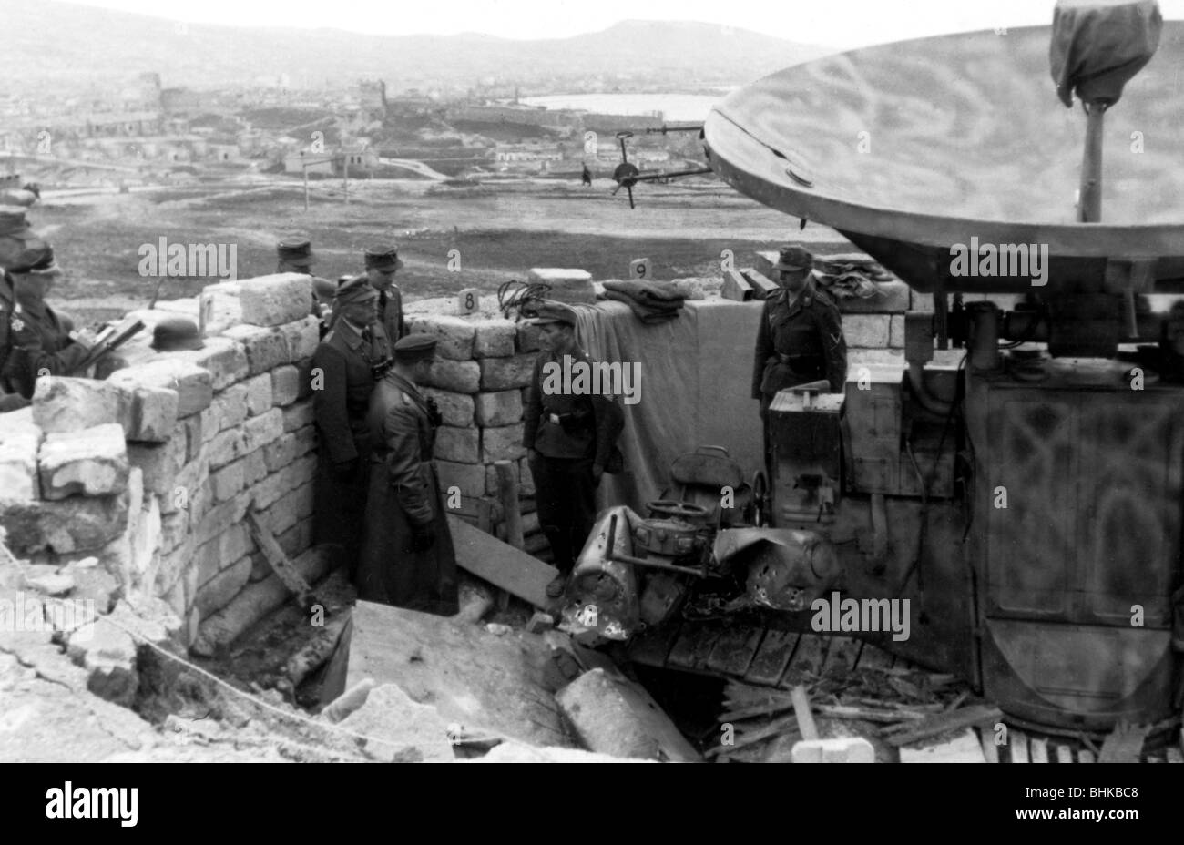 Ereignisse, Zweiter Weltkrieg / Zweiter Weltkrieg, Russland 1944 / 1945, Krim, deutsche Offiziere, die eine Flugabwehr-Waffeneinbringung bei Sewastopol, Frühjahr 1944, in einem beschädigten Radareinbau, AA, Wehrmacht, Drittes Reich, Militär, 20. Jahrhundert, historisch, historisch, Ostfront, UdSSR, Sowjetunion, Luftwaffe, Luftfahrzeuge, Soldaten, Offiziere, Uniform, Menschen, vierziger Jahre, Uniformen Stockfoto