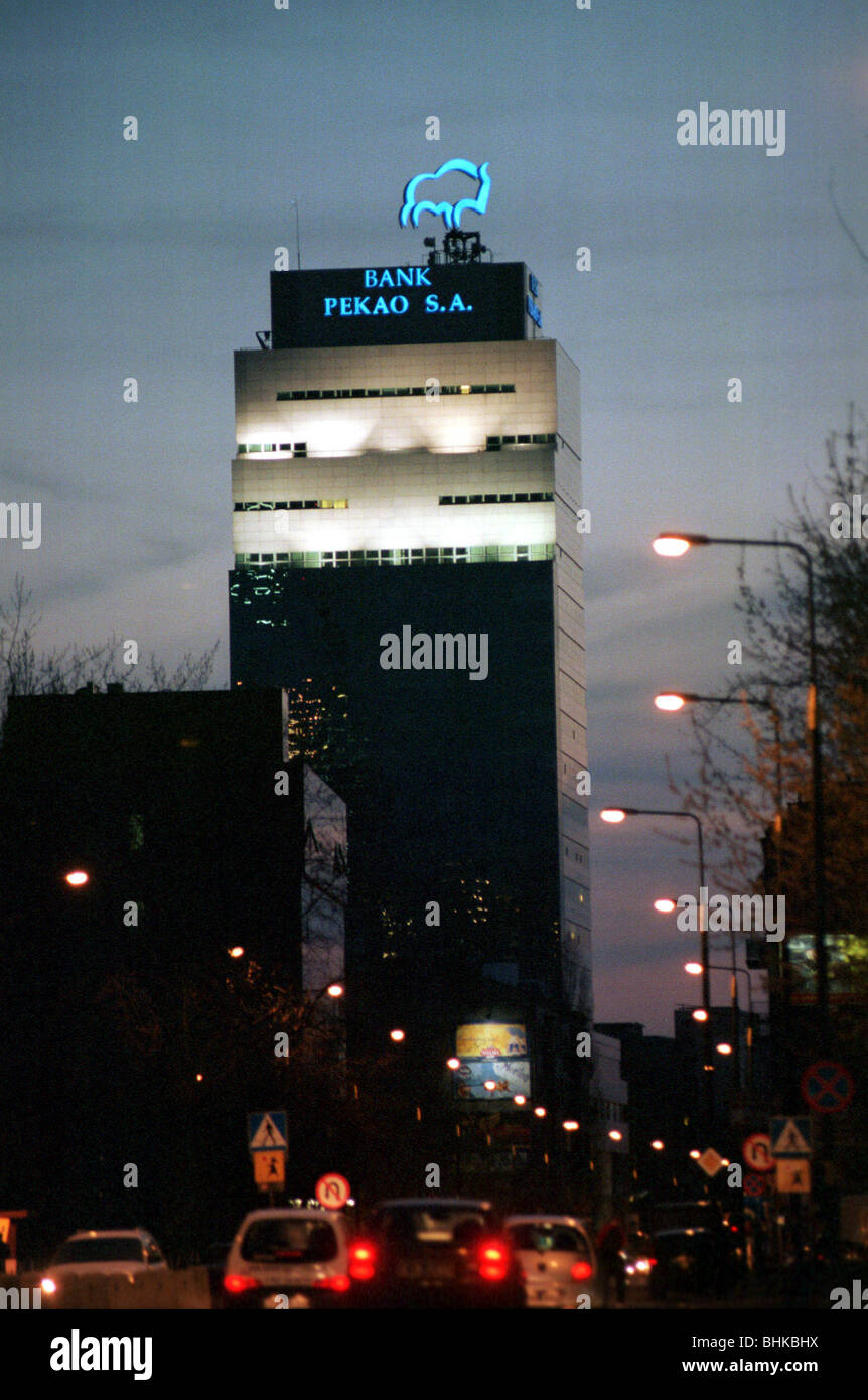 Logo der Bank Pekao pro Nacht, Warschau, Polen Stockfoto