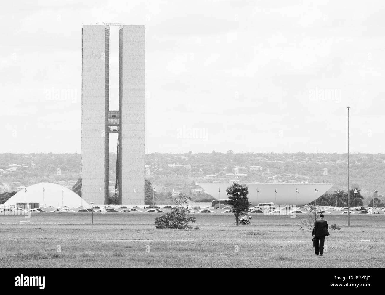 Mann in einem Anzug zu Fuß in Richtung der nationale Kongress von Brasilien in Brasilia Stockfoto