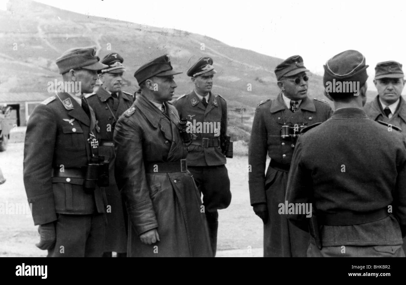 Ereignisse, Zweiter Weltkrieg / Zweiter Weltkrieg, Russland 1944 / 1945, Krim, General Richard Reimann (Mitte links), Kommandeur des 1. Deutschen Flugabwehrcorps (I. Flak Korps), bei einem Besuch einer Flugabwehrpistole in der Nähe von Sewastopol, Frühjahr 1944, neben ihm, mit Sonnenbrille, General Wolfgang Pickert, AA, Wehrmacht, Drittes Reich, Militär, 20. Jahrhundert, historisch, historisch, Ostfront, UdSSR, Sowjetunion, Luftwaffe, Antiflugzeuge, Soldaten, Offiziere, Generäle, Uniform, Uniformen, Halter, Halter des Kreuzes, Empfänger, 40er Jahre, Empfänger, Personen Stockfoto