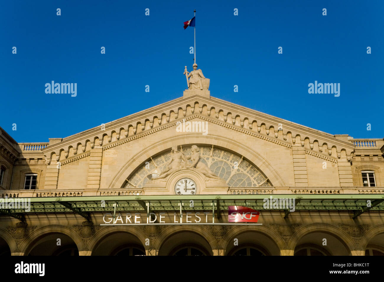 Haupteingang und Vorderseite des Gare de l ' est Bahnhof in Paris, Frankreich. Stockfoto