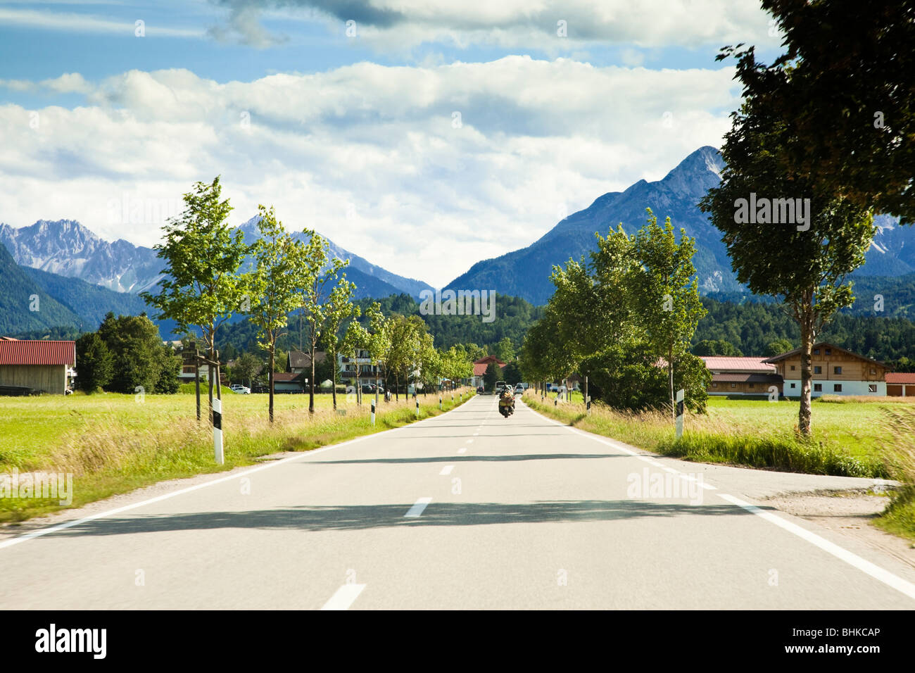 Motorrad auf offener Straße in Richtung Berge Bayern Deutschland Europa Stockfoto