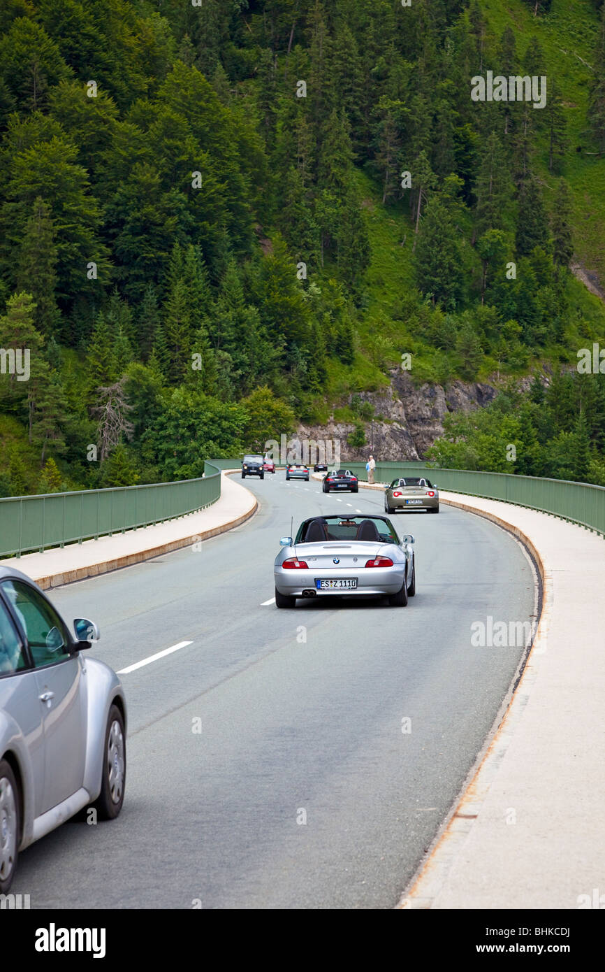 Prozession der deutschen Sportwagen fahren über den Sylvensteinspeicher Damm Straßenbrücke in den Bayerischen Alpen-Deutschland-Europa Stockfoto