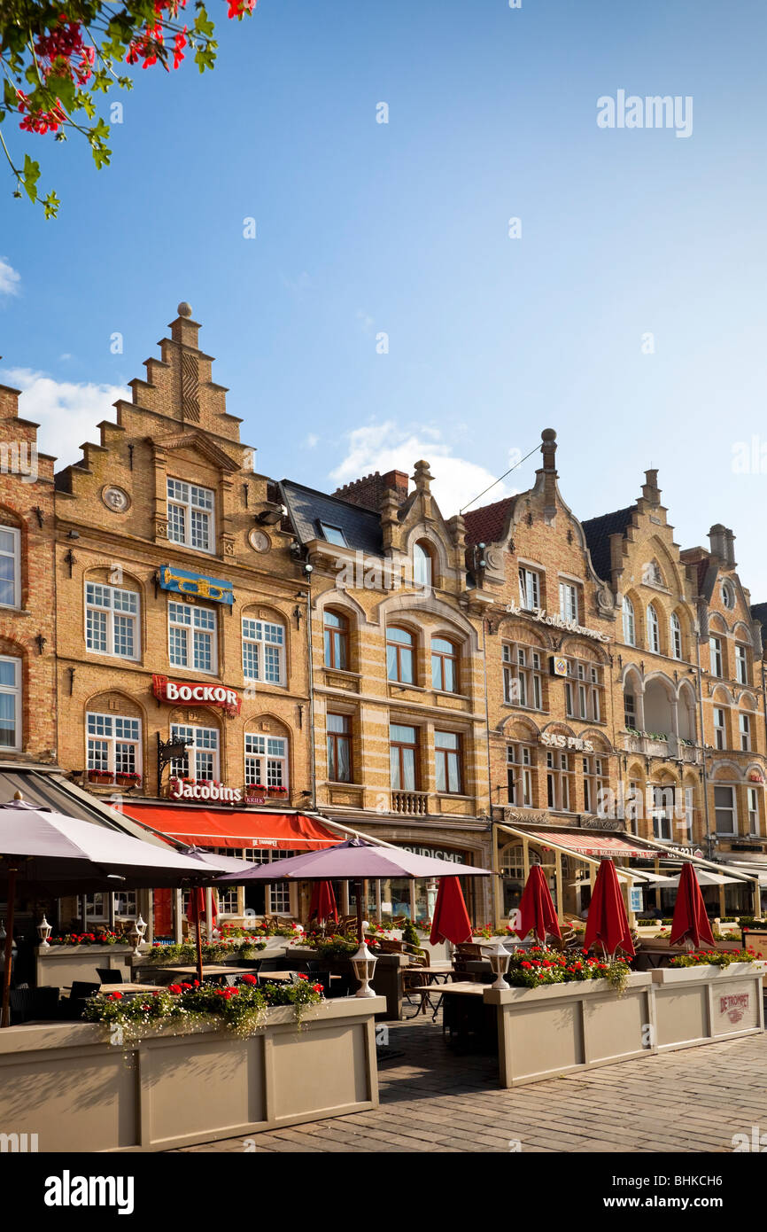 Cafés in der Nähe von den Tuchhallen im Stadtzentrum von Ypern Belgien Europa Stockfoto