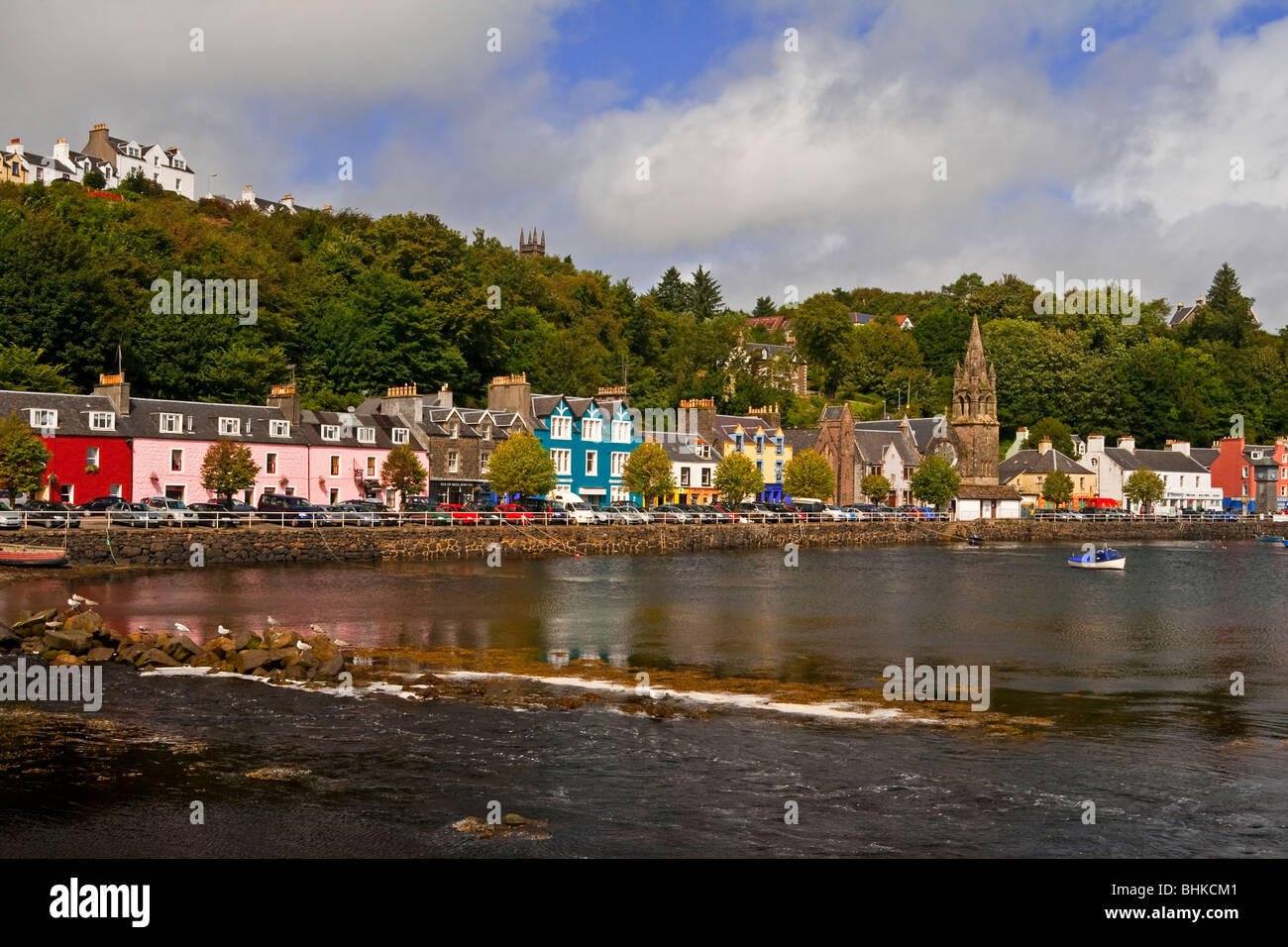 Blick auf die bunten Läden und Häuser am Hafen in Tobermory ein Dorf auf der Isle of Mull Schottland UK Stockfoto