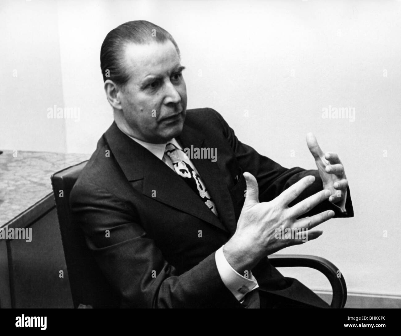 Schroeder, Gerhard, 11.10.1910 - 31.12.1989, deutscher Politiker (CDU), Vorsitzender des Ausschusses für auswärtige Angelegenheiten 1969 - 1980, während eines Interviews Anfang der 1970er Jahre, Stockfoto
